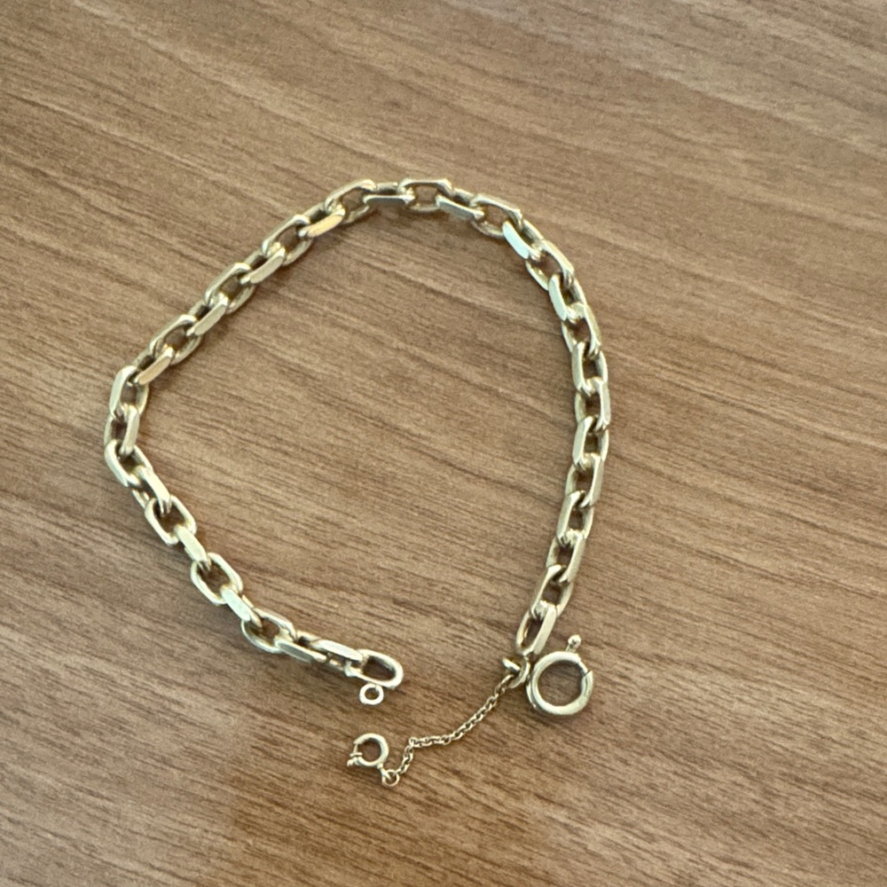 Elegant Gold Chain Bracelet